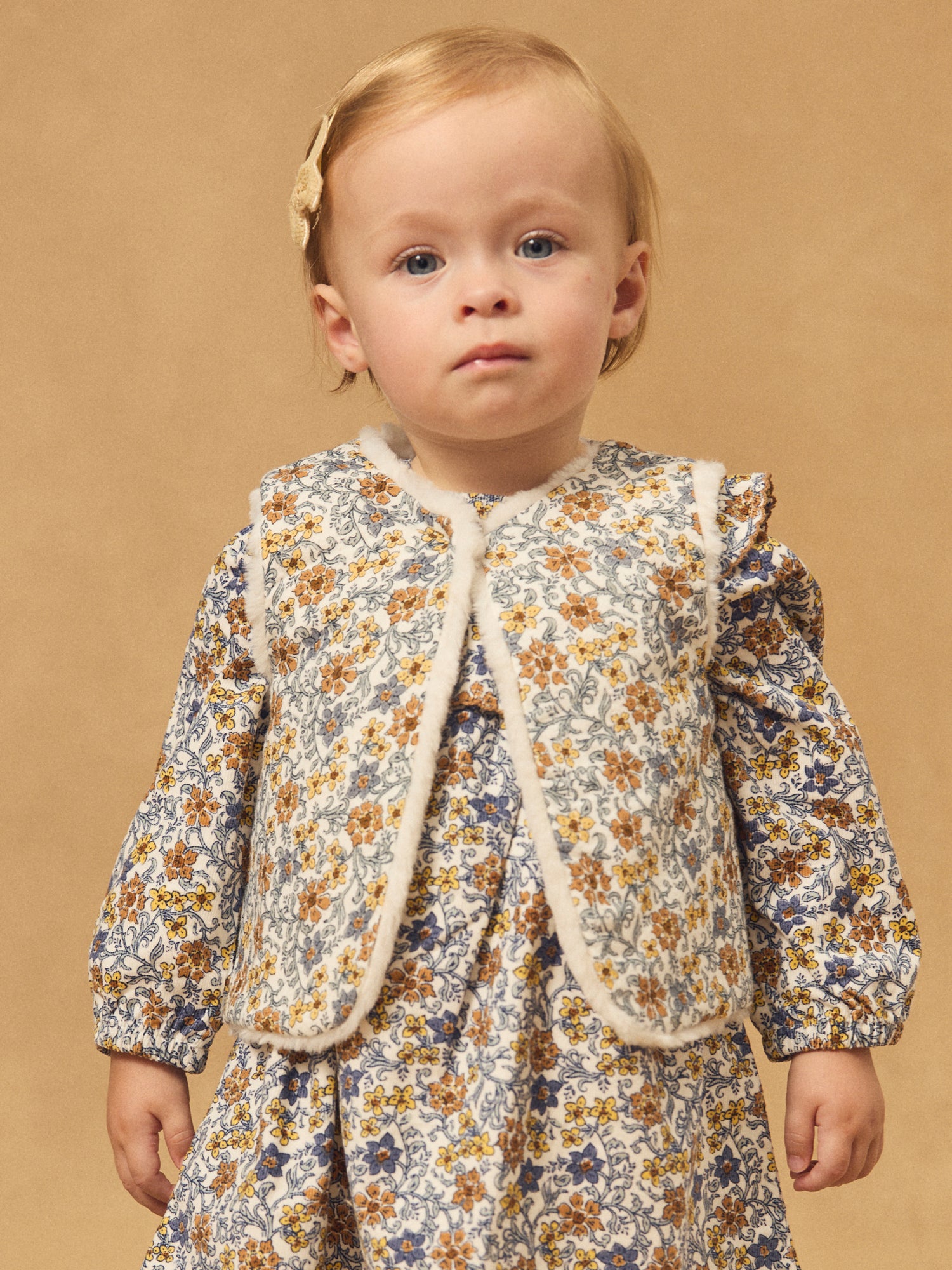 Reversibles weißes Weste aus Fell oder Floralprint für Mädchen