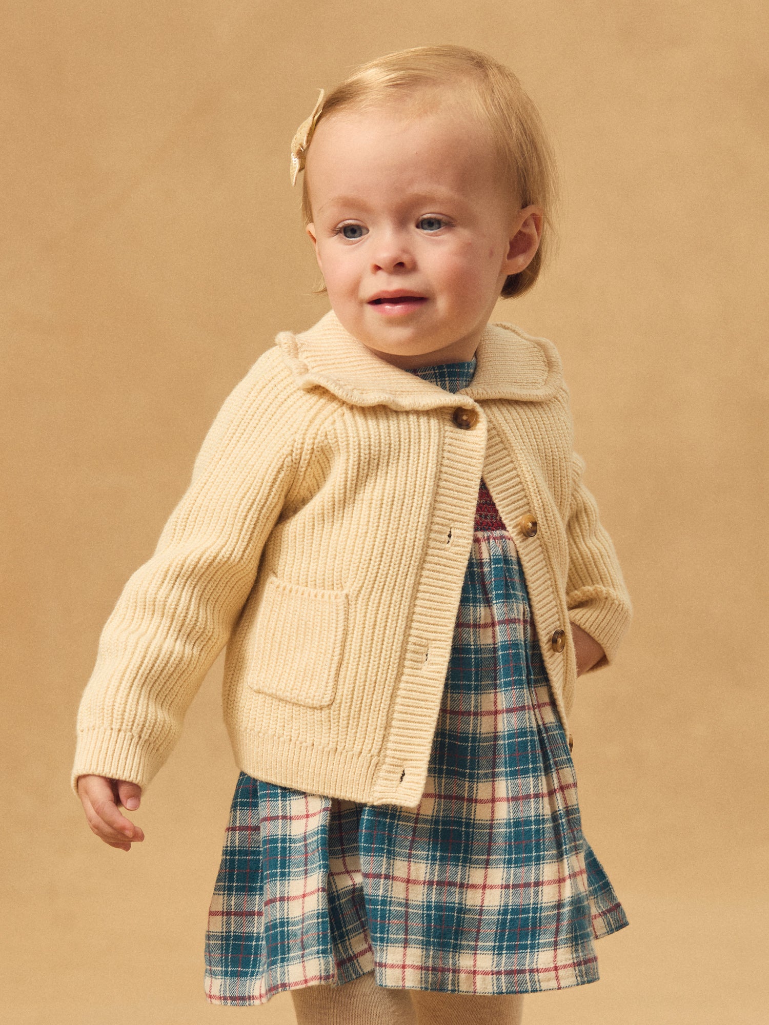 Cremefarbener Cardigan mit Babykragen für Mädchen