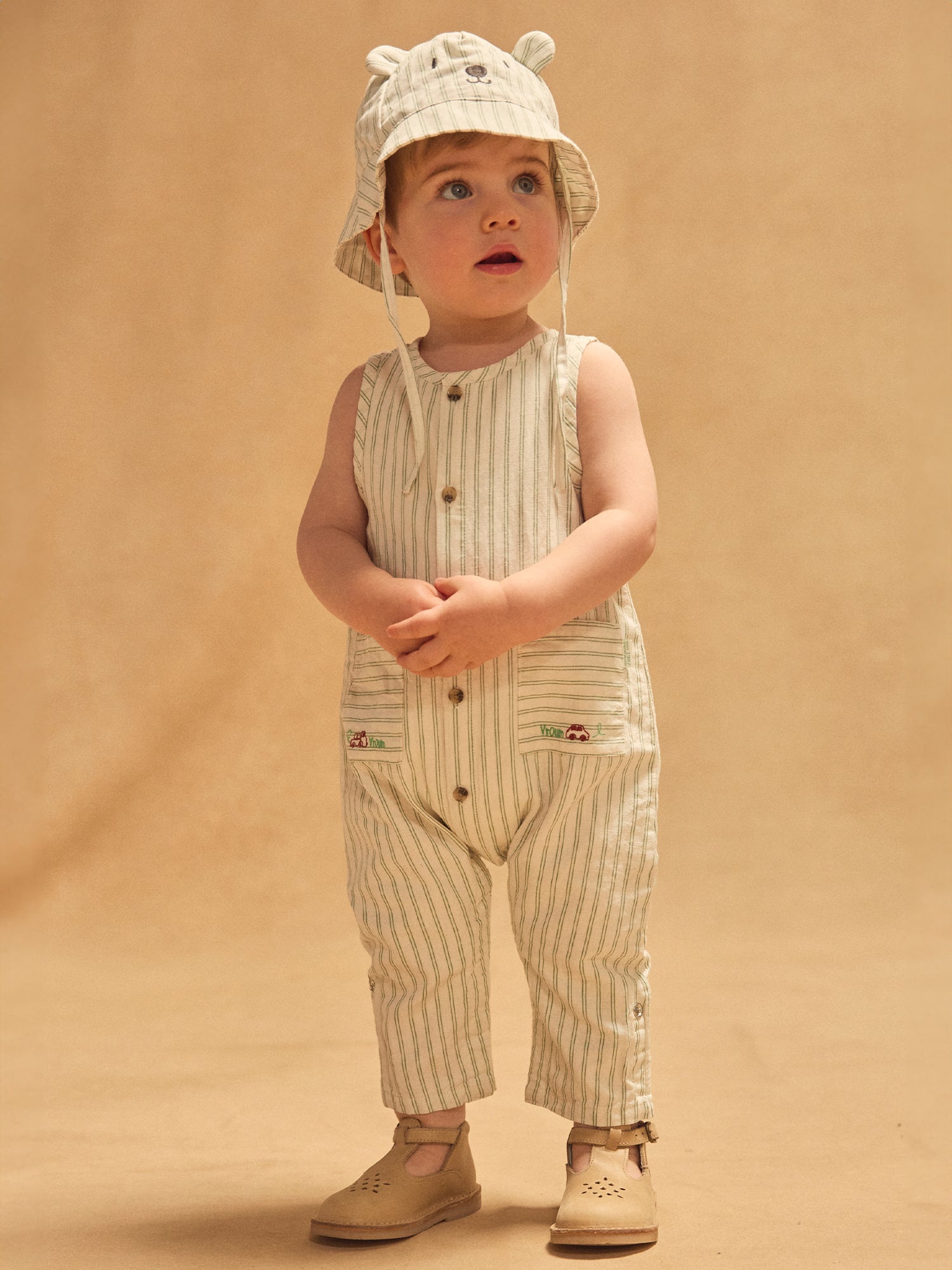 Weiße Latzhose mit grünen Streifen für Baby Jungen