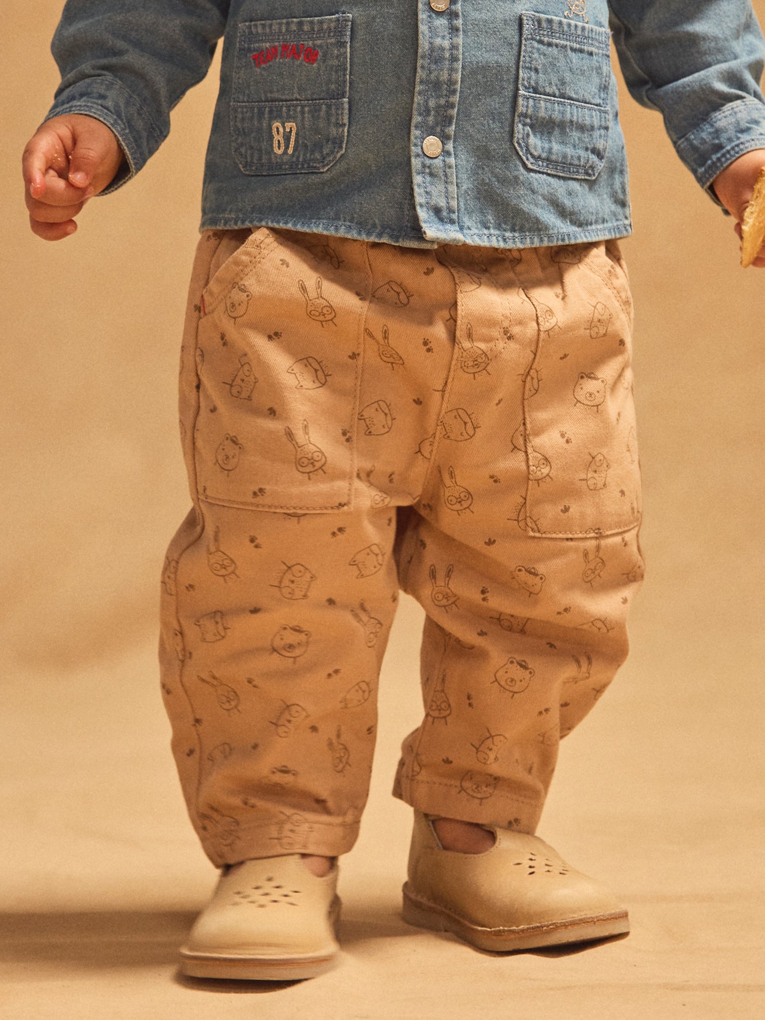 Helle braune Hose mit Tierdruck für Baby Jungen