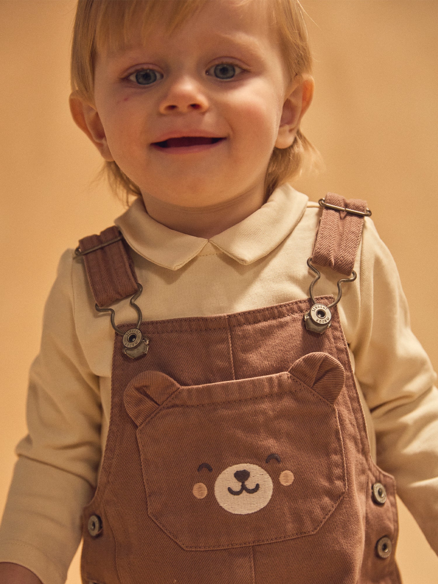 Braune Latzhose mit Bärentasche für Baby Jungen