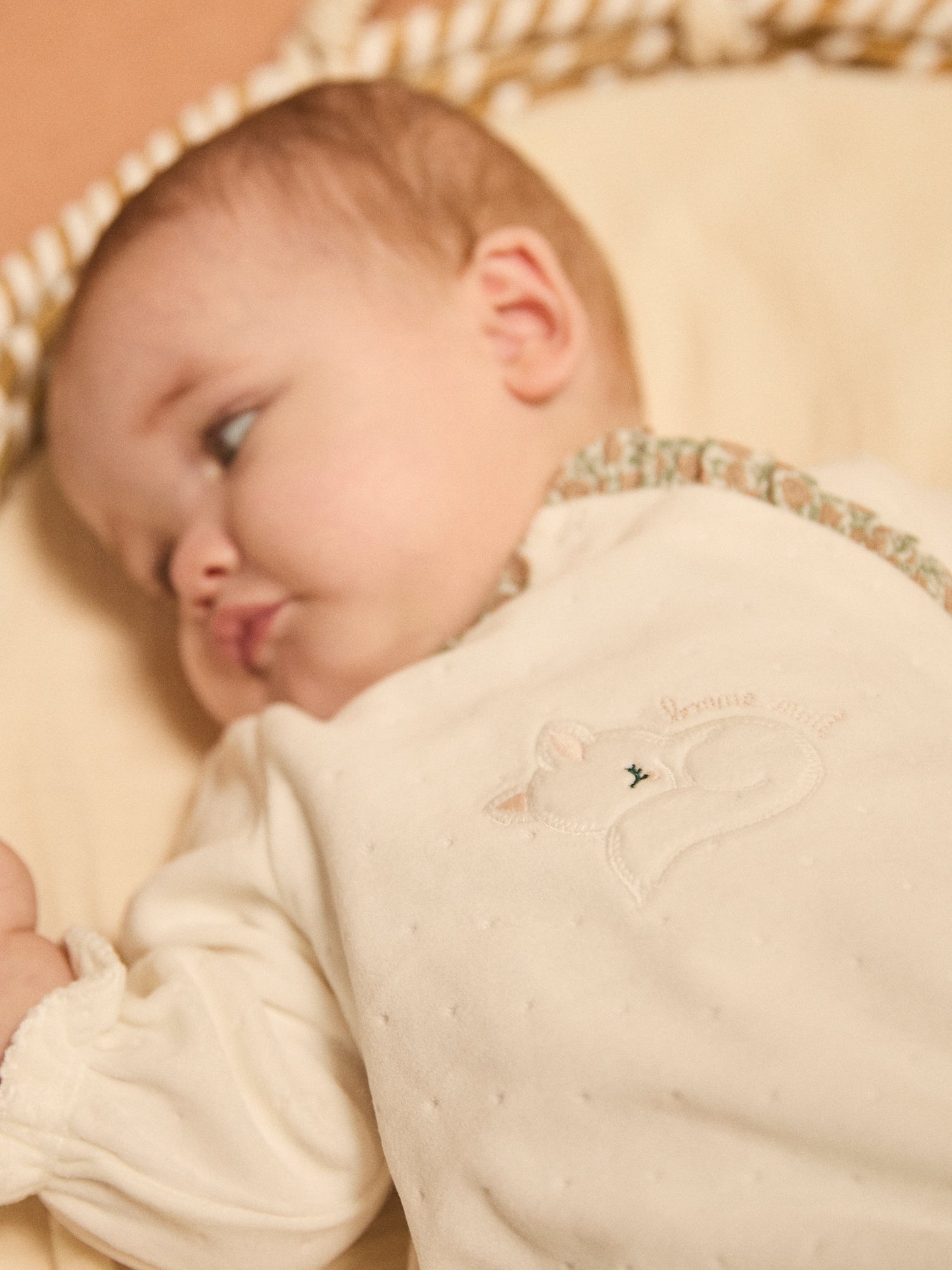 Grenouillère blanche en velours et fleuri Naissance Fille