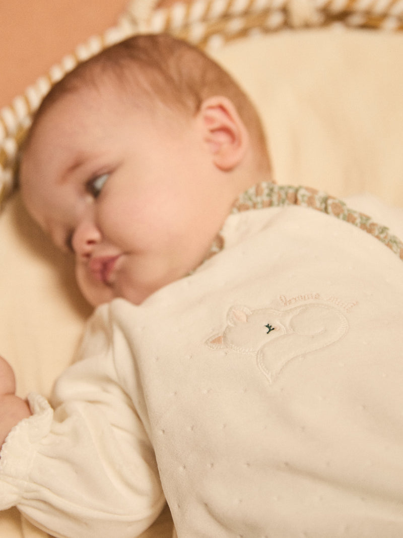Grenouillère blanche en velours et fleuri Naissance Fille