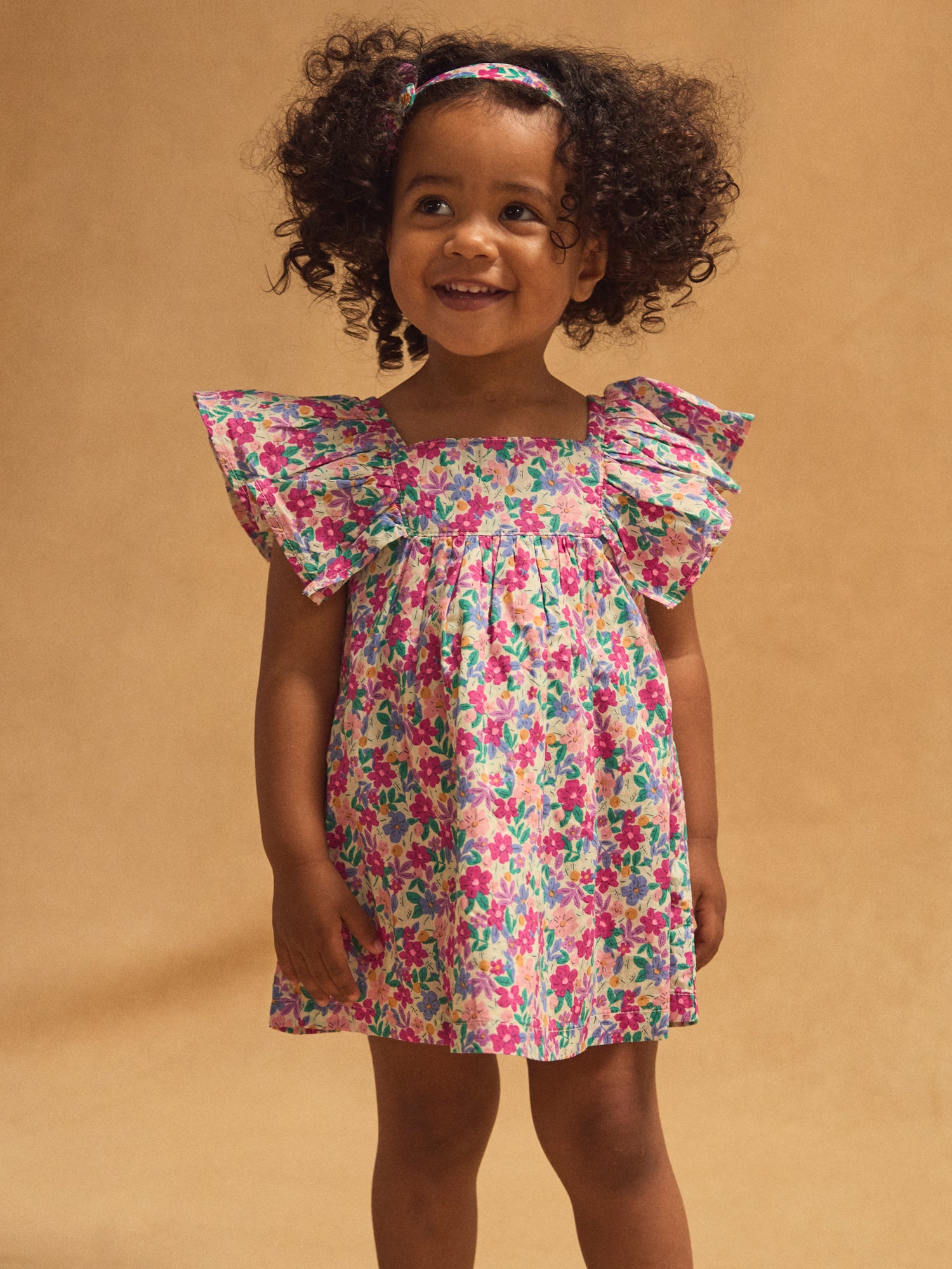 Kleid und Höschen mit Blumenmuster und Rüschchenärmeln für Babymädchen