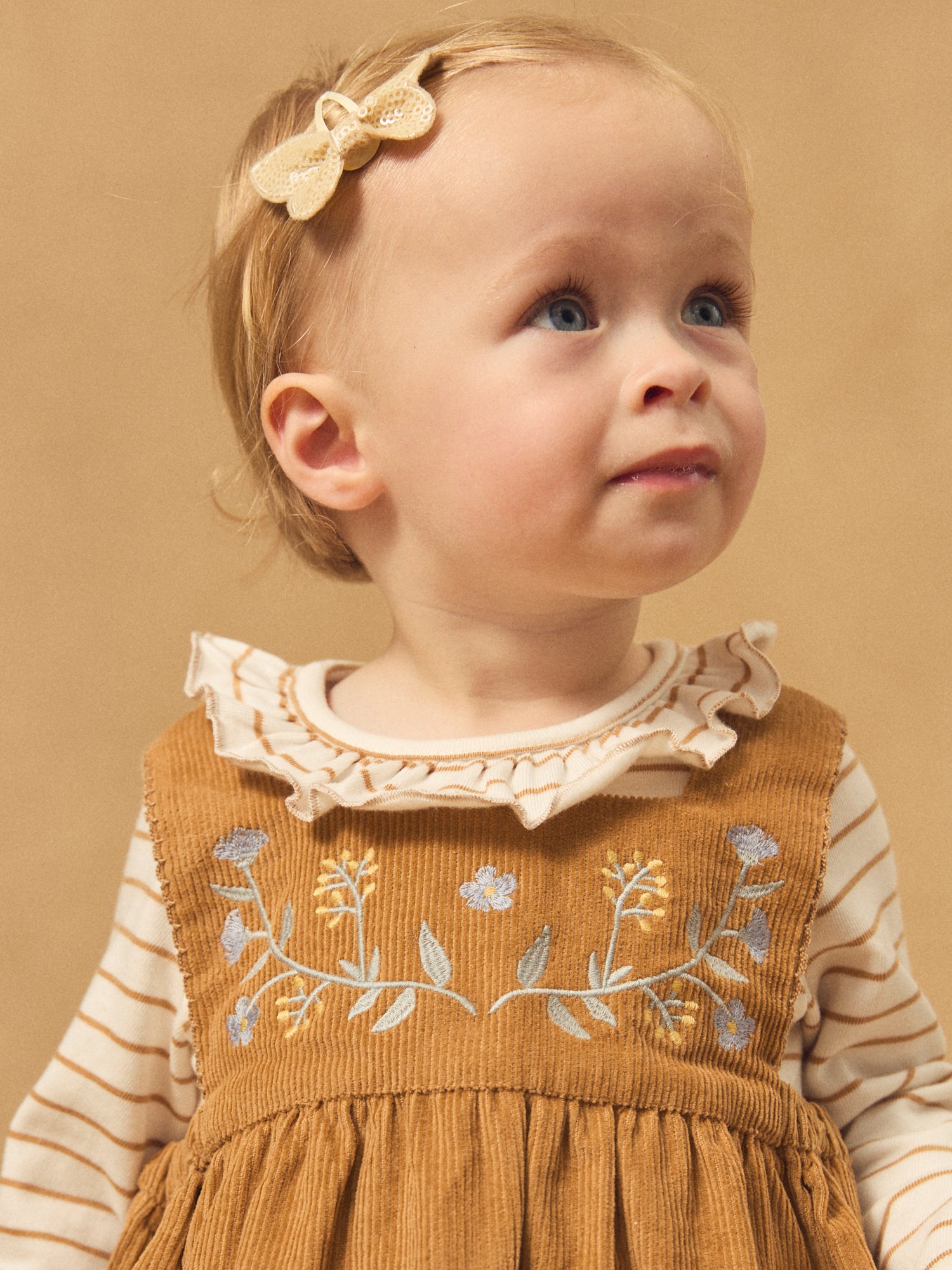 Braunes Kleid aus Samt mit Blumenstickerei für Baby-Mädchen