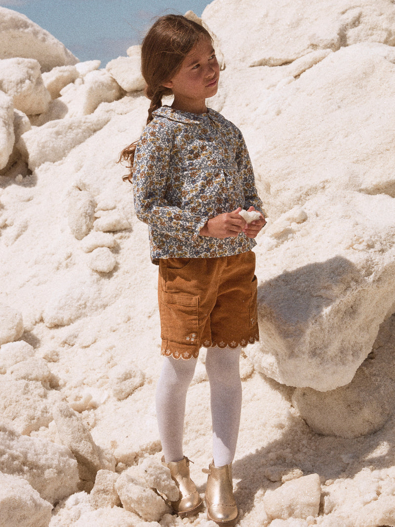 Mädchenbluse mit Kragen und Blumenmuster