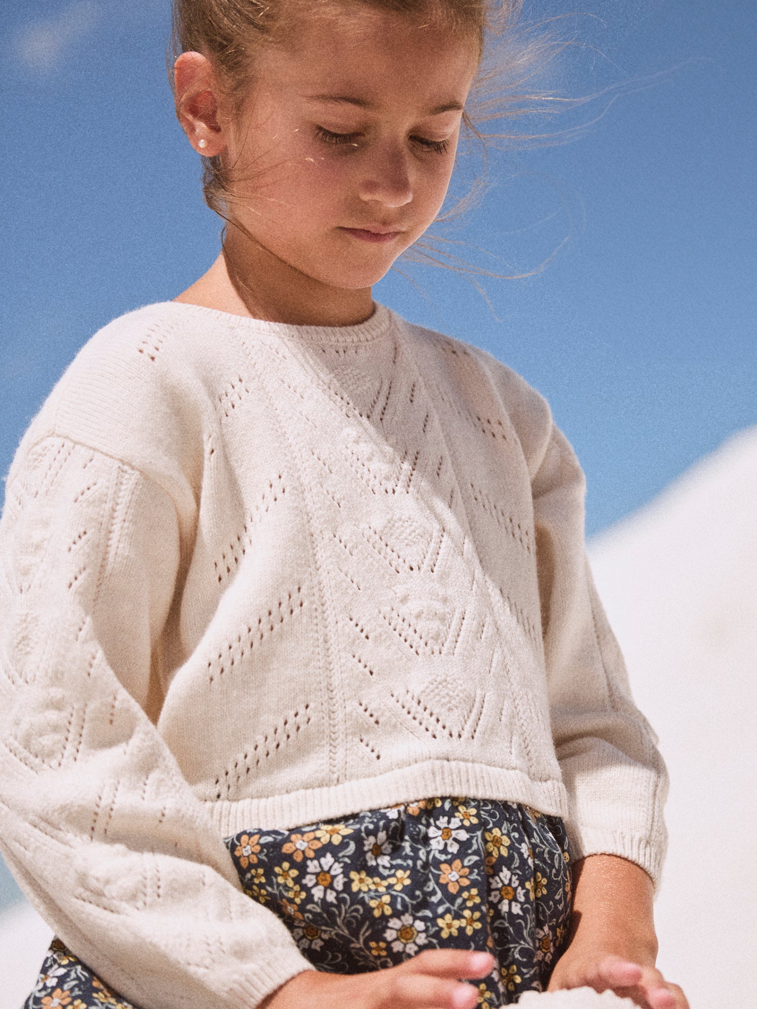 Zweimaterial Kleid mit Pullover-Oberteil in Ecru und floralem Rock für Mädchen