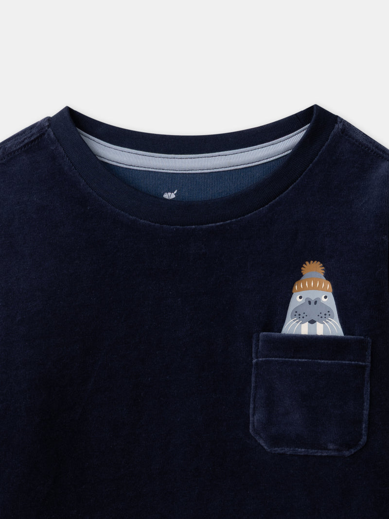 Marineblau-Pyjama-Robbe-Junge