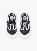 Offene Sneakers in Marineblau mit Fantasiemuster FIBASKET / 23N10BG31D16070