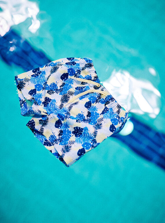 Baby Junge hellblaue Badeshorts mit Blattaufdruck CILEO / 22E4BGO1MAI701
