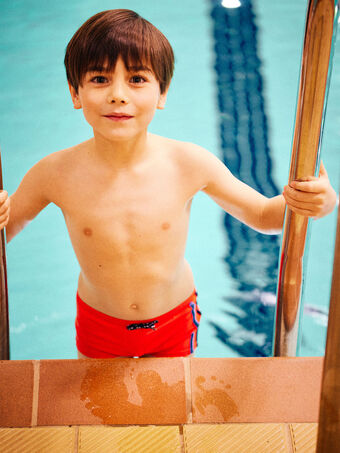 Roter Badeanzug mit Hai-Aufdruck für Kinder Junge CYBOXAGE / 22E4PGO1MAIF509
