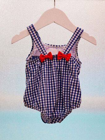 Einteiliger Badeanzug für Baby Mädchen mit kariertem Muster und roten Schleifen CIGERALDINE / 22E4BFL1MAI070