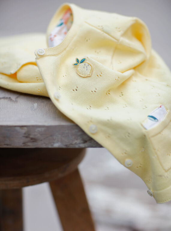 Zitronengelbe durchbrochene Strickweste für Kinder und Mädchen ZICADETTE / 21E2PFO1CARB104