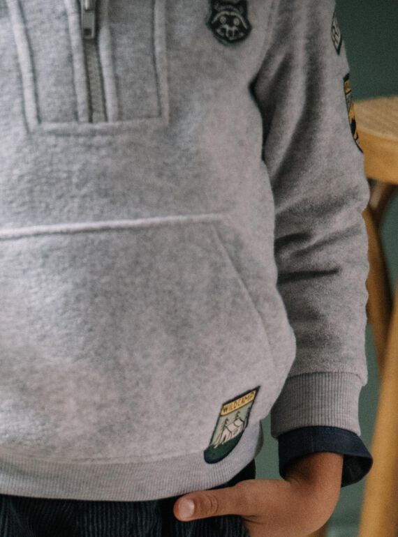 Grau melierter Pullover mit Kängurutasche DEBADGEAGE / 22H3PGR1PUL943