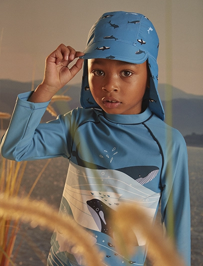 Blauer Hut mit UV-Schutz+50 und Orca-, Hai- und Walprint